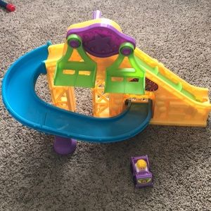 Little people race track with 1 car